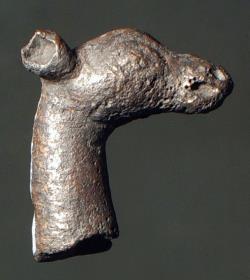 Unten abgebrochener Kopf und Hals eines Rehs oder einer Gazelle