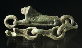 Archaischer liegender Löwe mit drei massiven Gliedern einer Kette