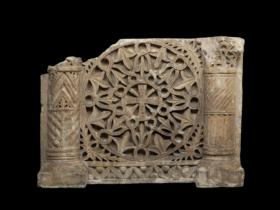 Ornamentierte Schrankenplatte