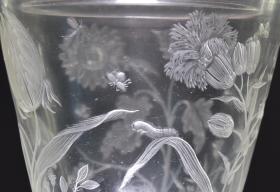 Deckelpokal mit Blumen und Insekten