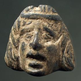 Applik in Form einer tragischen Maske
