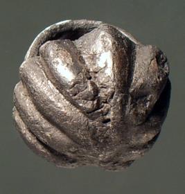 Gerippter Knopf mit Bandöse