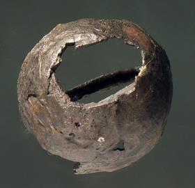 Halbkugeliger hohler Knopf mit flacher Bogenöse