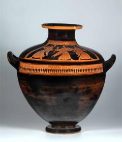 Attische, rotfigurige Hydria - Drei Frauen halten den getöteten Pentheus