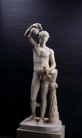 Einschenkender Satyr