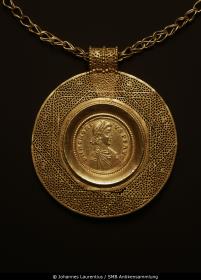 Halskette mit Medaillon: Goldmünze des Kaisers Honorius