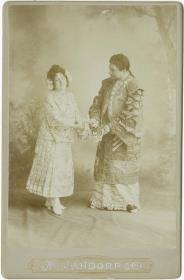 Porträt der Fritzi Georgette und Sigmund Steiner in Rollenkostümen für Der Mandarin von Tsing-ling-ling, Metropol-Theater Berlin
