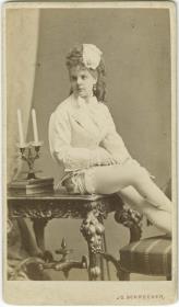 Porträt der Juliette Laurence in Rollenkostüm
