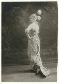 Frau in Kleid von Paquin