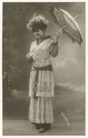 Frau in Kleid von Worth