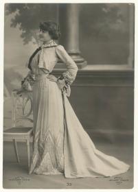 Frau in Kleid von Paquin
