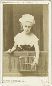 Porträt der Louise Théo in Rollenkostüm