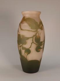 Vase mit Haselnusszweigen