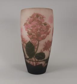 Vase mit Gartenhortensie und Trollblumen