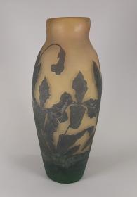 Vase mit Frauenschuh