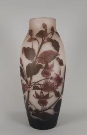 Vase mit Fuchsienzweigen