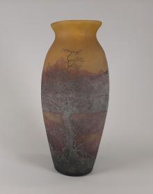 Vase mit umlaufender Uferlandschaft