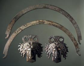 Doppelhenkel eines Eimers mit zwei Attaschen in Gestalt von Heliosköpfen von vorne