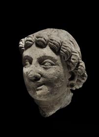 Kopf eines Mannes mit Lockenfrisur