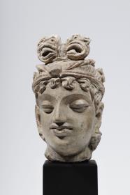 Kopf eines Bodhisattva mit querliegendem Haarknoten