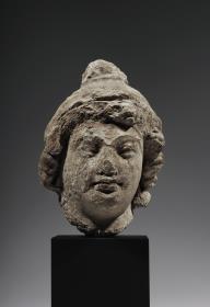 Kopf eines Mannes (Bodhisattva?) mit gedrehten Locken