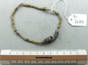 Kette aus Glasperlen und Bronzespiralen
