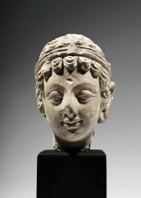 Kopf (einer Frau?) mit Haarreif