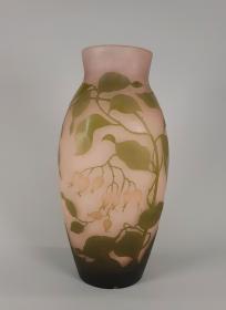 Vase mit Hagebuttenzweigen