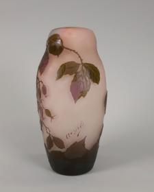 Vase mit Hagebuttenzweigen
