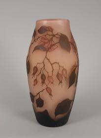 Vase mit Hagebuttenzweigen