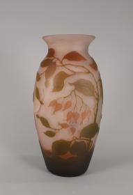 Vase mit Hagebuttenzweigen