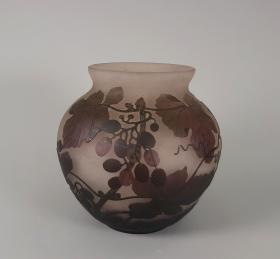 Vase mit Weinrankendekor
