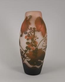 Vase mit Weinrankendekor