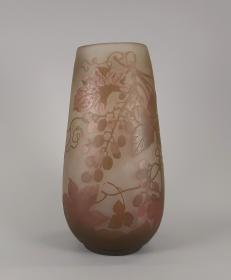 Vase mit Weinrankendekor