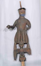 Menschenfigur mit Adleraufsatz