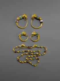 Griechischer Schmuck: Ohrringe und Kette mit Tierkopfenden