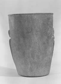 Hoher Becher mit schmalen Ösenrippen (Kykladischer Schnurösenbecher)