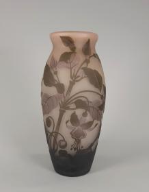 Vase mit Fuchsienzweigen
