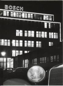 Robert Bosch GmbH, Autoscheinwerfer vor nächtlicher Bosch-Firmenzentrale