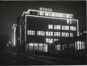 Robert Bosch GmbH, Bosch-Zentrale in Stuttgart-Feuerbach bei Nacht