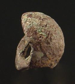 Kleiner halbkugeliger hohler Knopf mit flacher Bogenöse