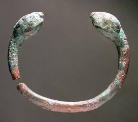Armband mit Schlangenköpfen