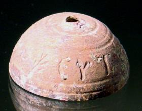 Glocke (?) mit griechischer Inschrift: ΕΥΤΥΧ… ΚΑΙ ΧΡΩ