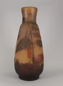 Vase mit Fuchsienzweigen