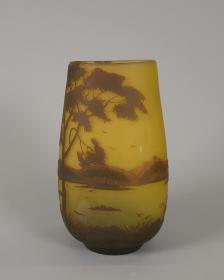 Vase mit Landschaft am See