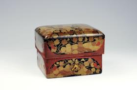 Toilettekasten mit roten Ecken mit Pfeilwurzdekor (sumiaka tebako)