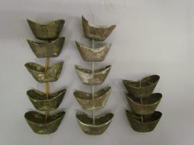 Opfergeld: 13 Teile: "Schuhförmige Silberbarren" (yuanbao 元寶)