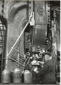 Robert Bosch GmbH, Stanzen von Reflektoren für Autoscheinwerfer