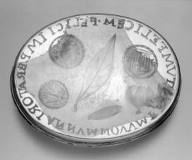 Römische Gemme in moderner Goldfassung als Brosche: Neujahrsglückwunsch an Kaiser Commodus "FELI(CI IMP)ERA(TORI) ANNUM N(OVUM) FA(US)"