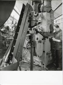 Robert Bosch GmbH, Arbeiter an einer Maschine